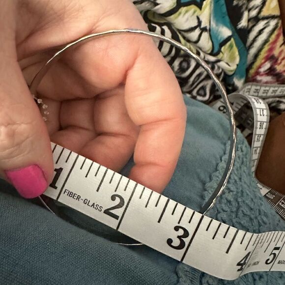 Bangles Silver (4) and Gold (4) Tone Metal Bracelets Hammered Finish - Picture 3 of 3